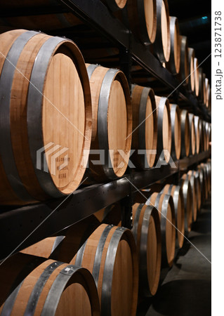 棚に陳列された酒樽 123871738