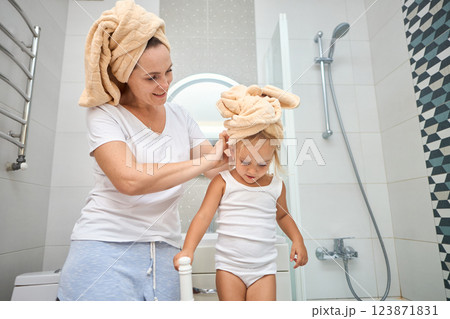 Mother of a child daughter with a towel dry hair 123871831