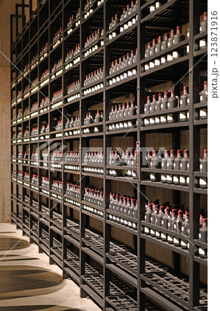 棚に陳列された酒ボトル 123871916