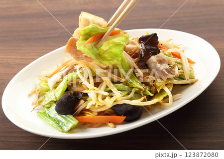 食卓の野菜炒めを食べる 食卓の野菜炒めを食べる 123872080