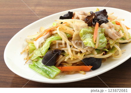 テーブルの肉野菜炒め　クローズアップ 123872081