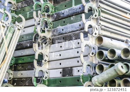 戸建て家屋の外壁修繕工事　仮設足場部材　踏板 123872451