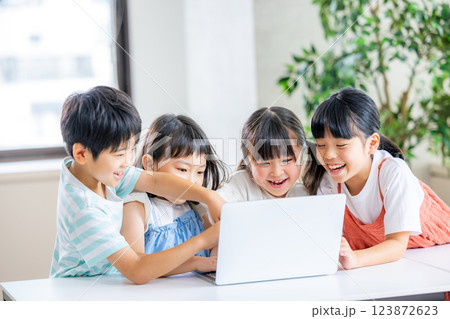パソコンで学習する子供達 パソコンで学習する子供達 123872623