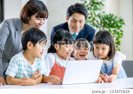 パソコンで学習する子供達 パソコンで学習する子供達 123872626