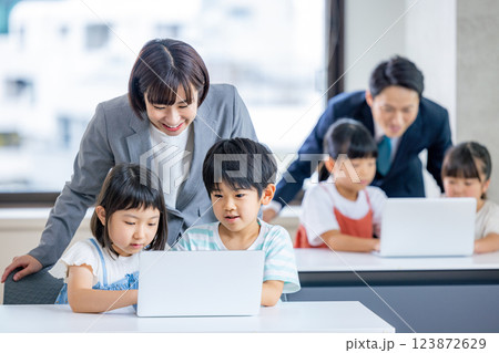 パソコンで学習する子供達 パソコンで学習する子供達 123872629