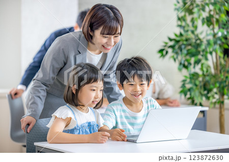 パソコンで学習する子供達 123872630