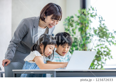 パソコンで学習する子供達 123872633