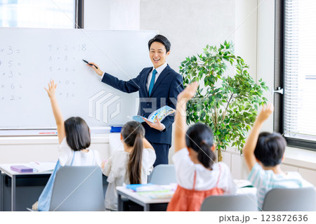 算数を教える教師 123872636