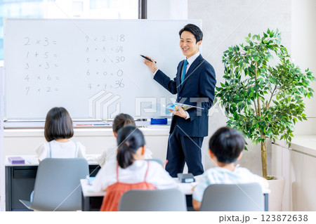 算数を教える教師 123872638