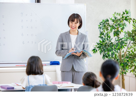 算数を教える教師 123872639