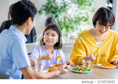 若い家族、食事、食卓 123872642