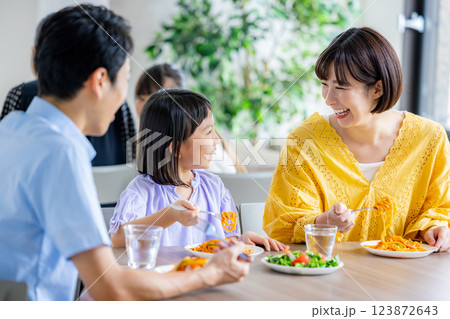 若い家族、食事、食卓 123872643