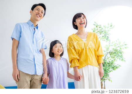手をつなぐ家族 123872659