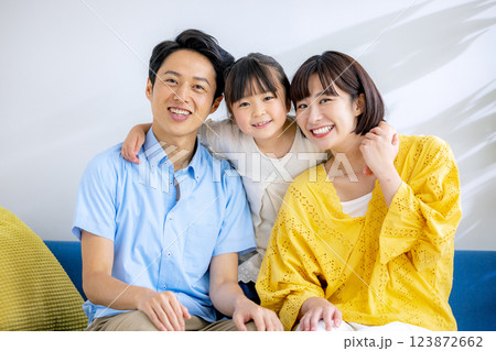 若い家族、仲良し、ソファー、親子、笑顔 123872662