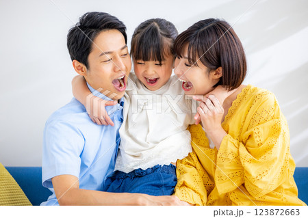 若い家族、仲良し、ソファー、親子、笑顔 若い家族、仲良し、ソファー、親子、笑顔 123872663