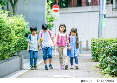 ランドセルを背負って歩く小学生 123872668