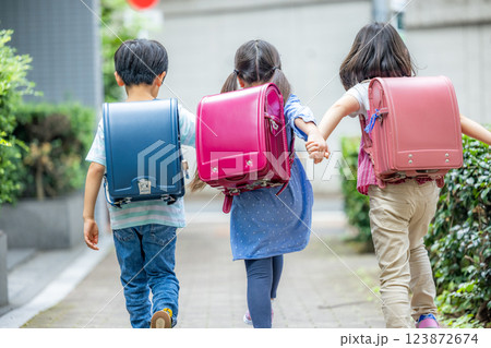 ランドセルを背負って歩く小学生 123872674