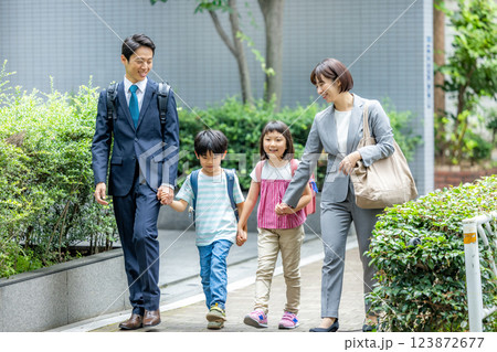 お母さんと子供とお父さん 123872677