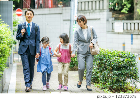 お母さんと子供とお父さん お母さんと子供とお父さん 123872678