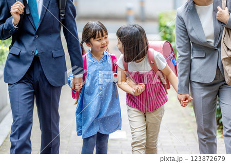 お母さんと子供とお父さん お母さんと子供とお父さん 123872679