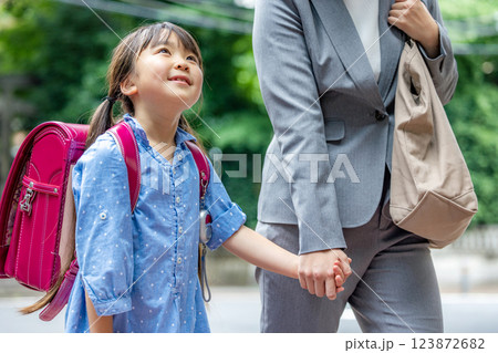 登校する小学生とママ 登校する小学生とママ 123872682