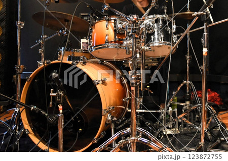 ドラムのレコーディングをするドラマー ドラムのレコーディングをするドラマー 123872755