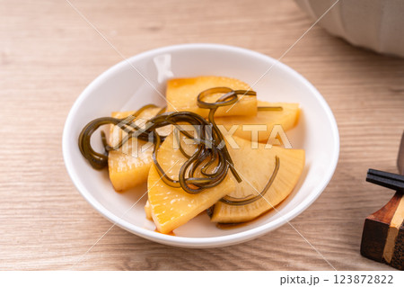 大根の酢醤油漬け 123872822