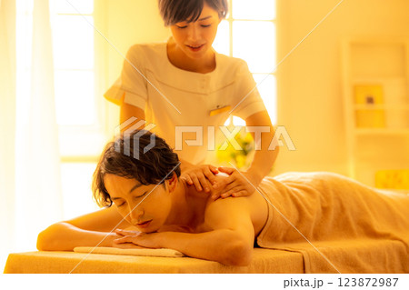 エステでマッサージを受ける若い男性 123872987