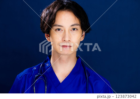 男性医師　ポートレート 123873042