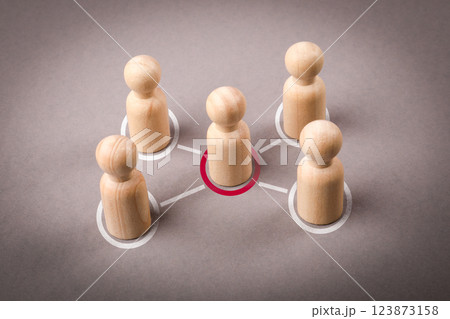 Wooden figures on a gray background. Intermediary between groups Political negotiations 123873158
