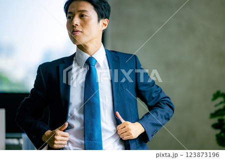 かっこいいスーツのビジネスマン 123873196