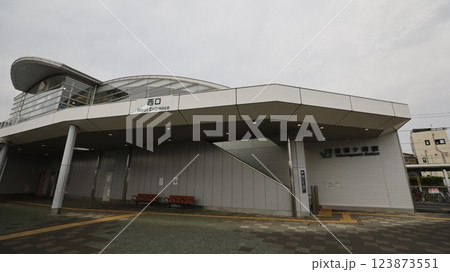 JR八高線の箱根ケ崎駅駅舎、西口 JR八高線の箱根ケ崎駅駅舎、西口 123873551