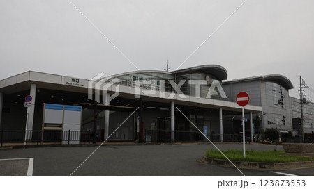 JR八高線の箱根ケ崎駅駅舎、東口 123873553