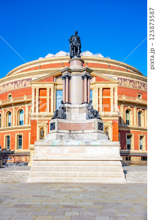 The Memorial to the Great Exhibition honors Albert, Prince Consort. Located south of Royal Albert Hall, this outdoor monument captures architectural beauty against a clear blue sky. 123873587