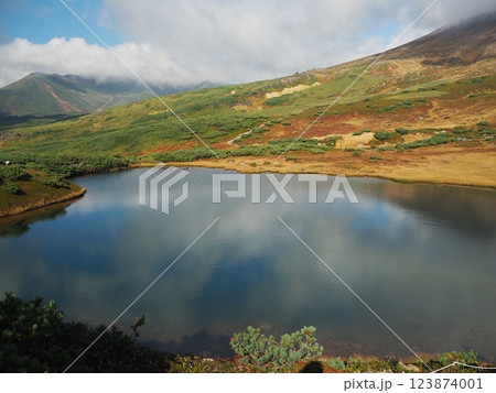 大雪山旭岳にある鏡池 123874001
