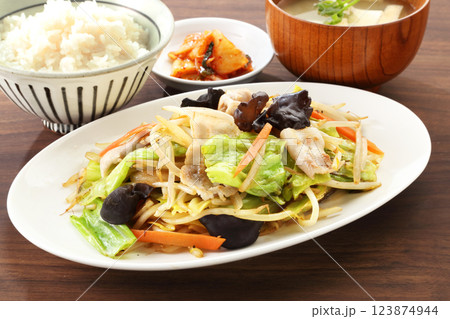 おいしい野菜炒め定食 123874944