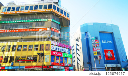 JR山手線の高田馬場駅前の風景 123874957