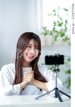 笑顔で動画撮影をする女性 123875508