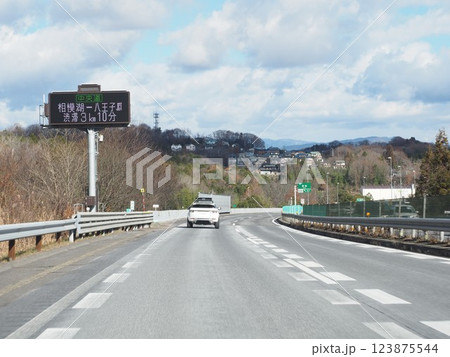 中央自動車道　左カーブ 123875544