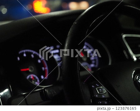 自動車のメーターパネル 自動車のメーターパネル 123876165