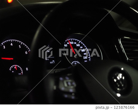 自動車のメーターパネル 自動車のメーターパネル 123876166