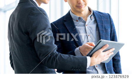 打ち合わせをする2人の男性ビジネスマン 打ち合わせをする2人の男性ビジネスマン 123876929