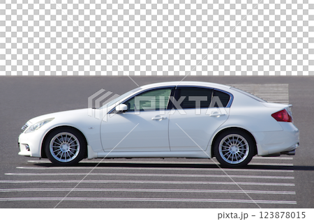 Dセグメントの国産4ドアセダンのサイドビュー（18インチホイール装着） 123878015