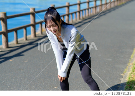 ジョギング中に膝を痛める若い女性 危険 問題 ダイエット ウォーキング 散歩 ジョギング中に膝を痛める若い女性 危険 問題 ダイエット ウォーキング 散歩 123878122