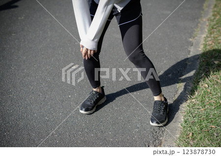 ジョギング中に膝を痛める若い女性 危険 問題 ダイエット ウォーキング 散歩 減色 ジョギング中に膝を痛める若い女性 危険 問題 ダイエット ウォーキング 散歩 減色 123878730
