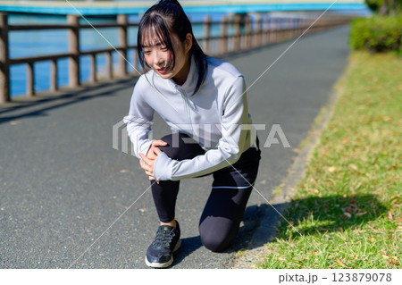 ジョギング中に膝を痛める若い女性 危険 問題 ダイエット ウォーキング 散歩 ジョギング中に膝を痛める若い女性 危険 問題 ダイエット ウォーキング 散歩 123879078