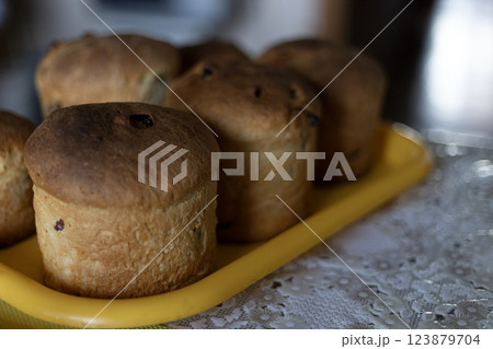 Freshly baked Easter cakes are cooling on a yellow tray on the table 123879704