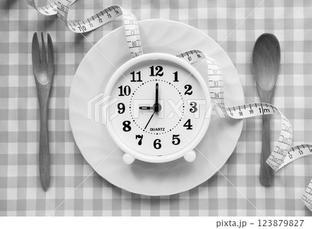 食事時間　テーブルウェア　健康管理　食事管理　ダイエット　時計 123879827