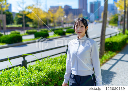 街中をウォーキングするかっこいい女性 エクササイズ 有酸素運動 ダイエット 散歩 街中をウォーキングするかっこいい女性 エクササイズ 有酸素運動 ダイエット 散歩 123880189