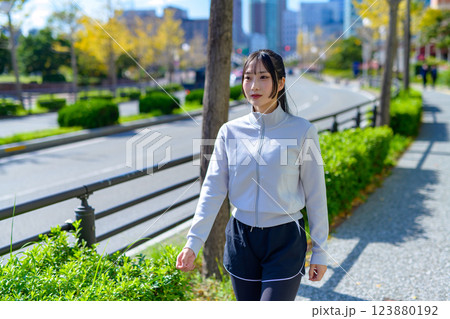 街中をウォーキングするかっこいい女性　エクササイズ　有酸素運動　ダイエット　散歩　 123880192